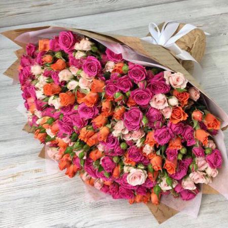 Букет из 51 кустовой разноцветной розы "Кулек поздравлений"
