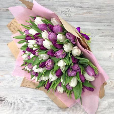 Букет из 75 разноцветных тюльпанов