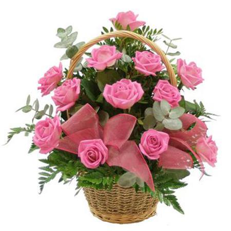 Корзина из 15 розовых роз «Румянец»