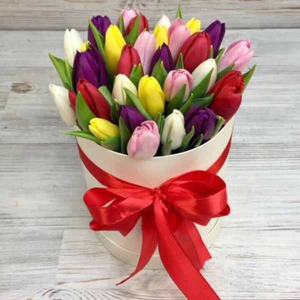 Букет "29 разноцветных тюльпанов микс в белой коробочке"