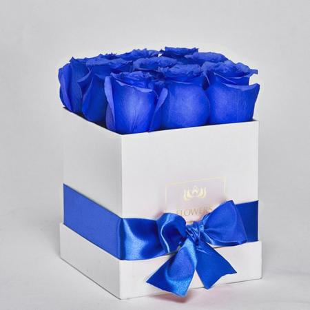 9 синих роз в белой коробке